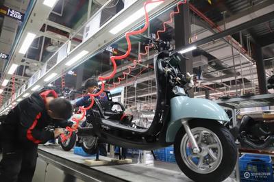 讓泳壇巨星葉詩文驚出表情包！探訪立馬超級工廠，揭秘金牌好車誕生地